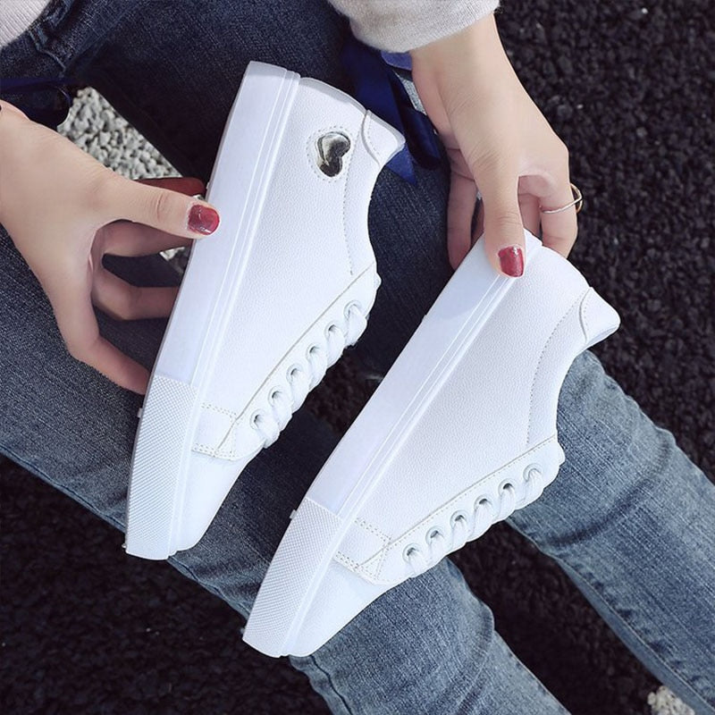 Autumn Woman Shoes Fashion New Woman PU Leather Shoes Ladies Breathable Cute Heart Flats Casual Shoes White Sneakers