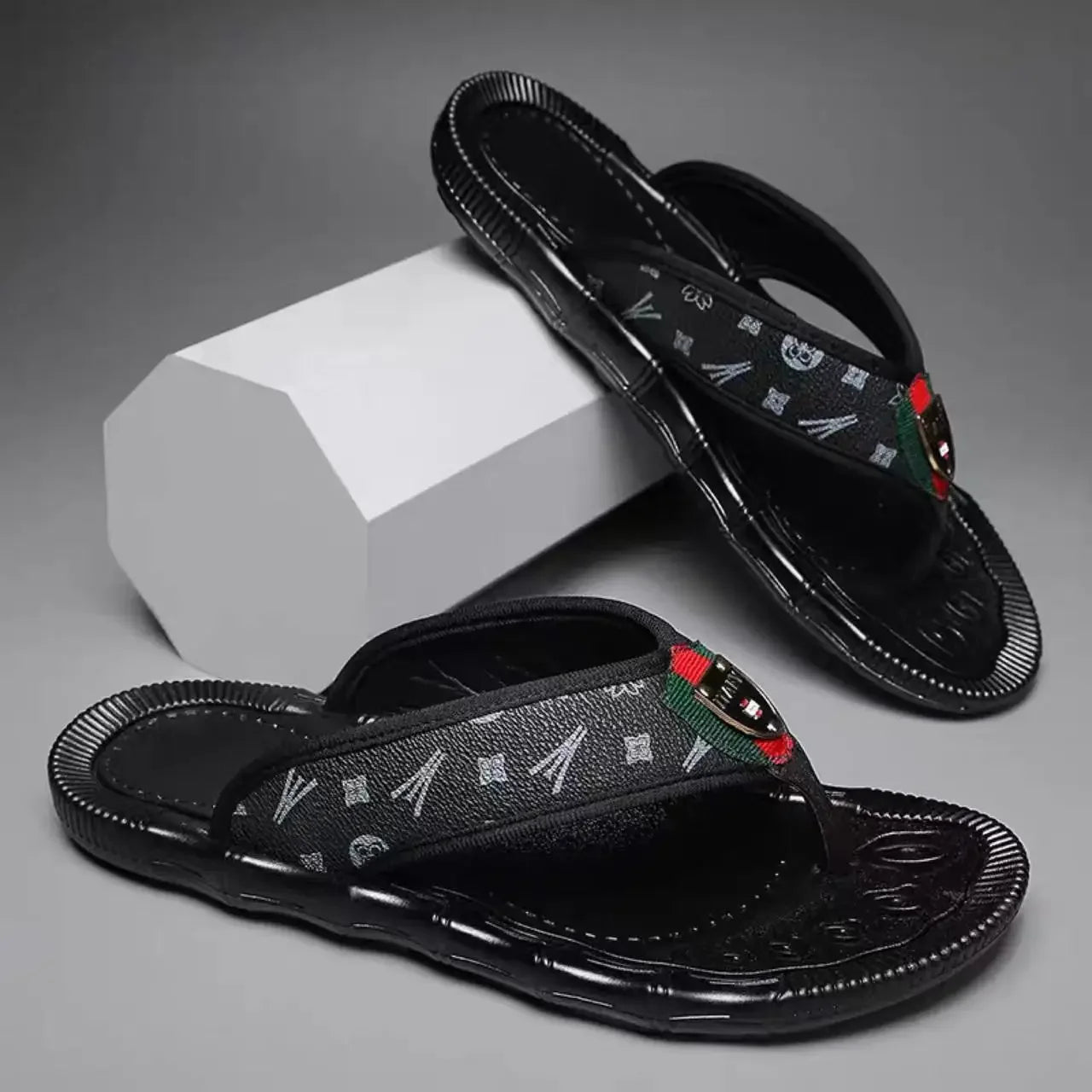 Summer Slippers Men Flip Flops Beach Sandals Non-slip Casual Flat Shoes Slippers Indoor House Shoes for Men Outdoor Slides