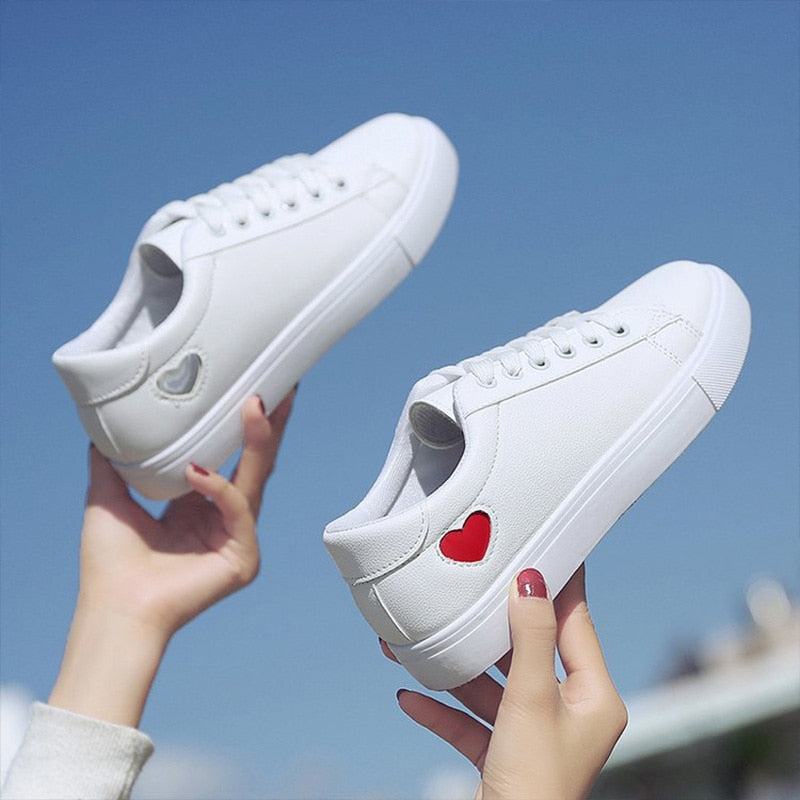 Autumn Woman Shoes Fashion New Woman PU Leather Shoes Ladies Breathable Cute Heart Flats Casual Shoes White Sneakers